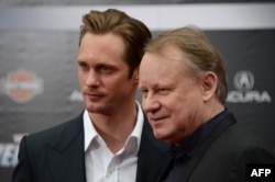 Стелан Скарсгард (вдясно) със сина си Александър, 11 април 2012 г.