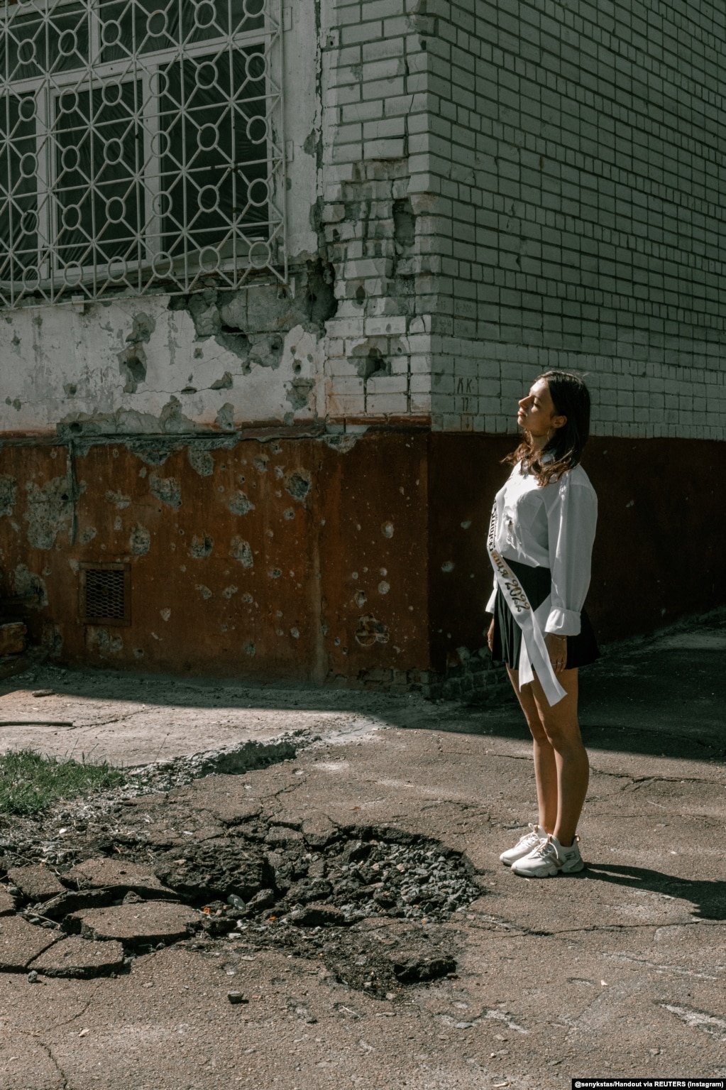 Senyk, me profesion fotograf dasmash dhe portretesh, e zhvendosi fokusin e tij kur Rusia pushtoi Ukrainën. “Doja të punoja në projekte që do ta ndihmonin vendin tim”, tha ai. Ai shpreson se fotografitë e tij do të mbledhin fonde për ushtrinë ukrainase përmes ankandeve në internet dhe gjithashtu do t'ia kujtojnë botës se nëpër çfarë po kalon vendi.