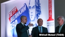 Путин (в центре) на мультимедийной выставке «Петр I. Рождение Империи» в Москве, 9 июня 2022 года