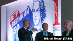Путін (у центрі)на мультимедійній виставці "Петро I. Народження Імперії" у Москві, 9 червня 2022 року