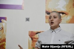 Elme Muslija, direktor aktivističko-umjetničkog kolektiva Odron, navodi kako BiH prvi put obilježava mjesec ponosa te ističe da je jako važna stvar to što je queer osobama omogućeno da koriste javni prostor. "Kada se sjetimo pokušaja prvog queer festivala, te jedne izložbe, jer ovo danas je izložba, ja uvijek pomislim na tu iz 2008. godine. Mnogo smo odmakli. Izričito se ponosim da smo došli do tog nivoa da možemo da imamo javni queer događaj, da se ljudi ne plaše i da je došlo toliko ljudi večeras”, kaže Elme za RSE.