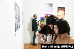 Posjetitelji na izložbi u jedinoj queer galeriji u Sarajevu, 11. juni, 2022.