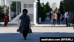 Türkmenistan (arhiw suraty). Ýurtda pensiýalar we kömek pullary düzgüne görä, her aýyň başynda geçirilýär.   