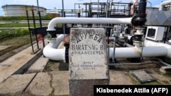 Nakon što su dobile izuzeća od sankcija, Mađarska i Slovačka su donedavno dobijale rusku naftu putem cevovoda Družba, koji prenosi rusku naftu u centralnu Evropu preko Ukrajine.