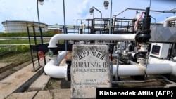 Stația de primire din Ungaria a petrolului prin oleoductul Drujba, cu o placă memorială a constrcuției sale, la rafinăria MOL de pe Dunăre, 5 mai 2022.