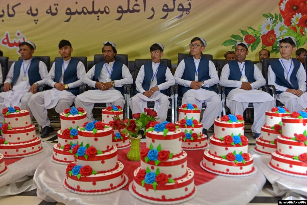 Dhëndurët presin fillimin e një ceremonie masive martese në Kabul më 13 qershor.