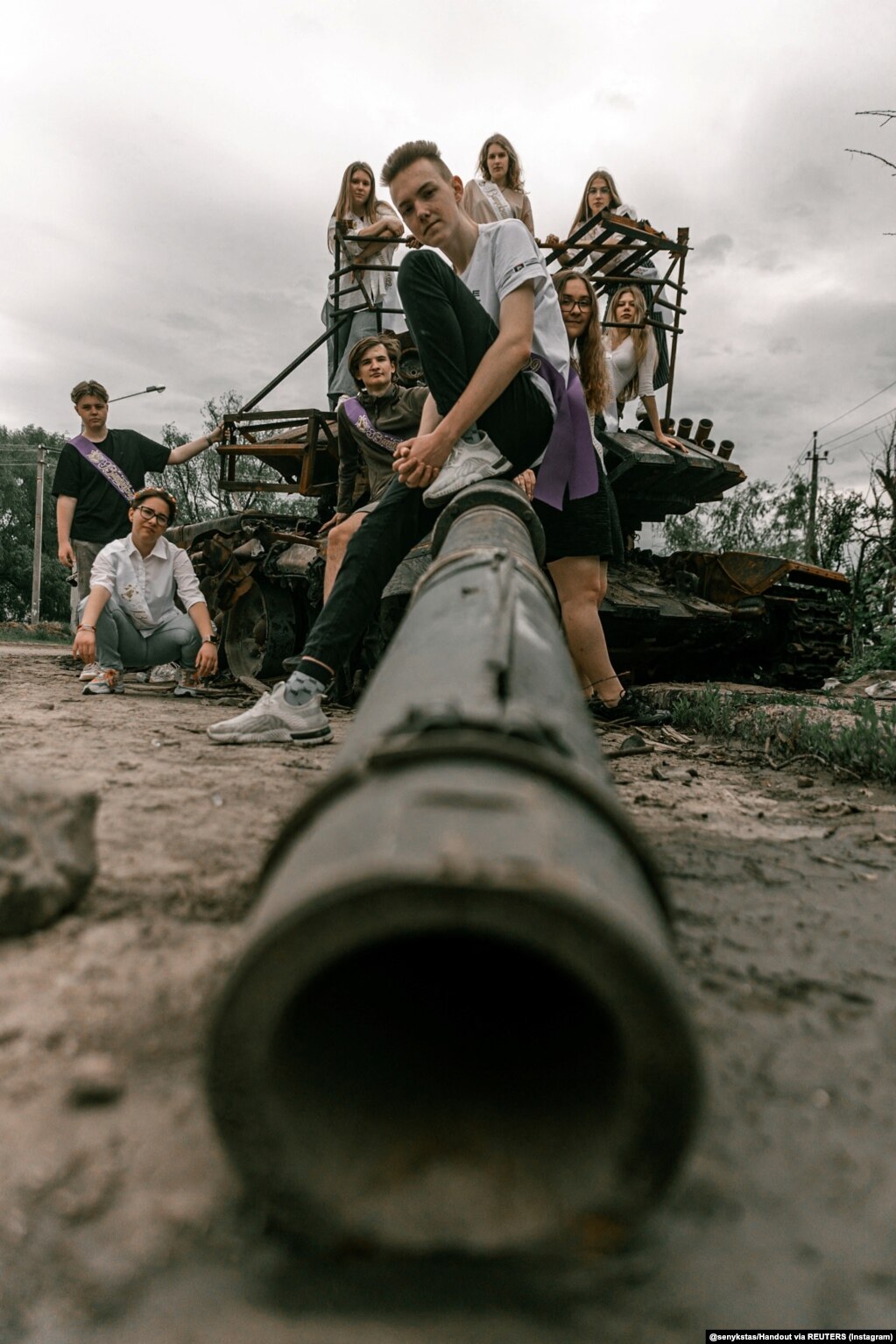 Nxënësit në Çernihiv duke pozuar për një foto të diplomimit në shkollës së mesme më 5 qershor për fotografin ukrainas, Stanislav Senyk, i cili foli me Radion Evropa e Lirë rreth projektit të tij. Albumi i diplomimit mes rrënojash është një seri fotografish të studentëve, shumë prej tyre mbanin shirita, të realizuar në një qytet të shkatërruar nga pushtimi rus. “Për 10 vjet, këta nxënës do të kenë fëmijët e tyre dhe do të jenë në gjendje t'u tregojnë atyre se çfarë bënë rusët dhe, ndoshta, do të ndiejnë dhimbjen që përjetuan prindërit e tyre.