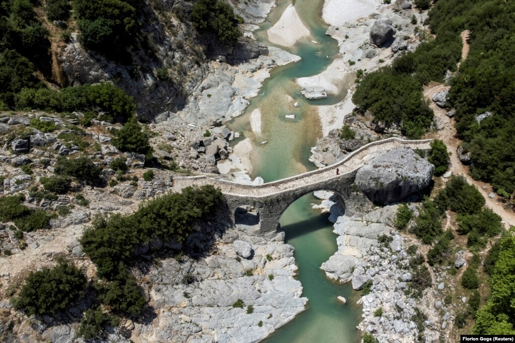 Ura në degën e lumit Vjosa, në Brataj, Shqipëri, më 12 qershor.