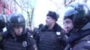 Протестующие пытались отбить автозак с Навальным