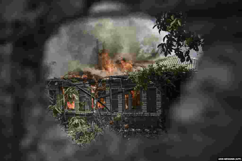 Kuća u plamenu tokom ruske invazije na Ukrajinu, u gradu Lisičjansku, 11. jun