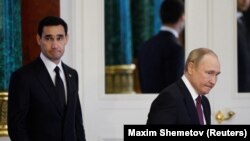 Президент России Владимир Путин (справа) и президент Туркменистана Сердар Бердымухамедов. Москва, 10 июня 2022 года.