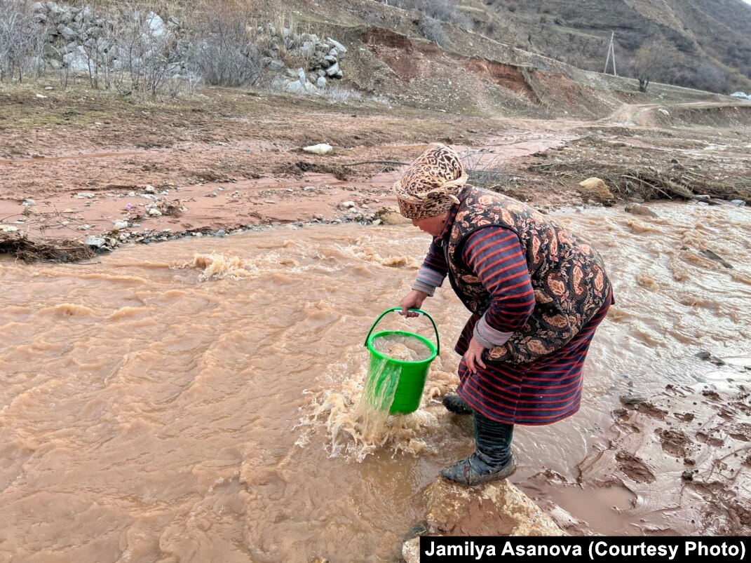 Жалаңаш мас күйінде ұйықтап жатыр