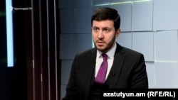 Аналитик Арег Кочинян дает интервью Радио Азатутюн (архив)