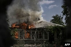 Червень 2022, кілька тижнів до захоплення російськими військами Лисичанська: від обстрілу палає будинок