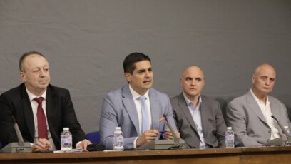 Министърът на спорта Радостин Василев и още петима депутати от