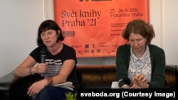 Сьвятлана Курс (зьлева) і Алена Казлова на кніжным кірмашы Svět knihy у Празе, 2021 год