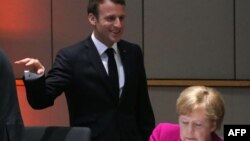 Predsjednik Francuske Emmanuel Macron i njemačka kancelarka Angela Merkel pred sastanak u Briselu 28. maja.