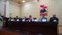 Баҳси раиси Фурудгоҳ бо намояндаи “Сомон Эйр"
