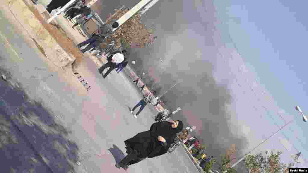 دود سیاه ناشی از آتش زدن لاستیک در شیراز در اعتراض&zwnj;های این شهر