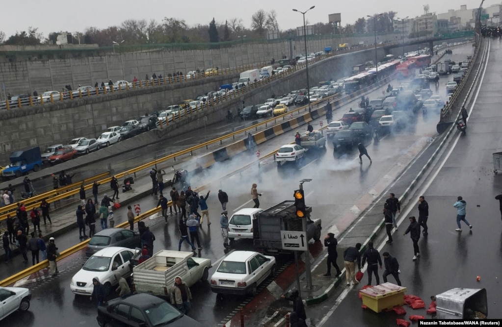 راه&zwnj;بندان معترضان در یکی از بزرگراه&zwnj;های تهران