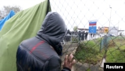 Migrant Slowenia geçmek üçin serhetde garaşýar, Horwatia, 19-njy oktýabr, 2015. 