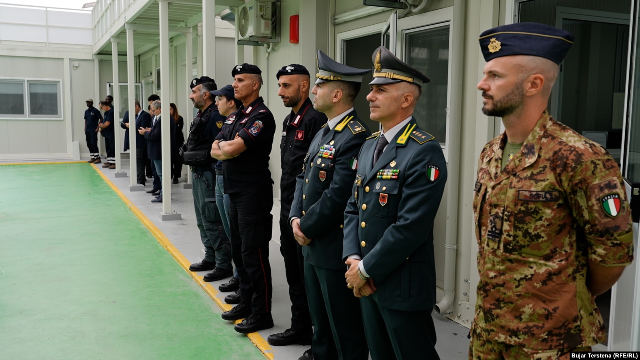 Zyrtarë policorë e ushtarakë italianë në qendrën për migrantë pranë Portit të Shëngjinit.