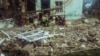Echipajele de salvare, în mijlocul dărâmurilor unei clădiri după un bombardament al forțelor ruse în Lîsîceansk - 17 iunie 2022 (Reuters)