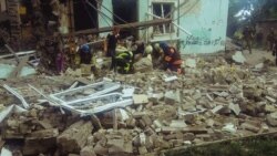 Echipajele de salvare, în mijlocul dărâmurilor unei clădiri după un bombardament al forțelor ruse în Lîsîceansk - 17 iunie 2022 (Reuters)