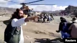Ljudi nose povrijeđene ka helikopteru nakon snažnog zemljotresa, pokrajina Paktika, Afganistan, 22. juni 2022.