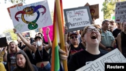 Abortuszjogi tüntetők a texasi Dentonban 2022. június 28-án