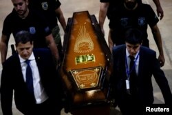 Federalni policajci u Brazilu nose kovčeg sa posmrtnim ostacima britanskog novinara Doma Phillipsa u Brasiliji, Brazil, 16. juni 2022.