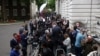 Újságírók várakoznak a Downing Street 10. előtt Londonban 2022. július 7-én