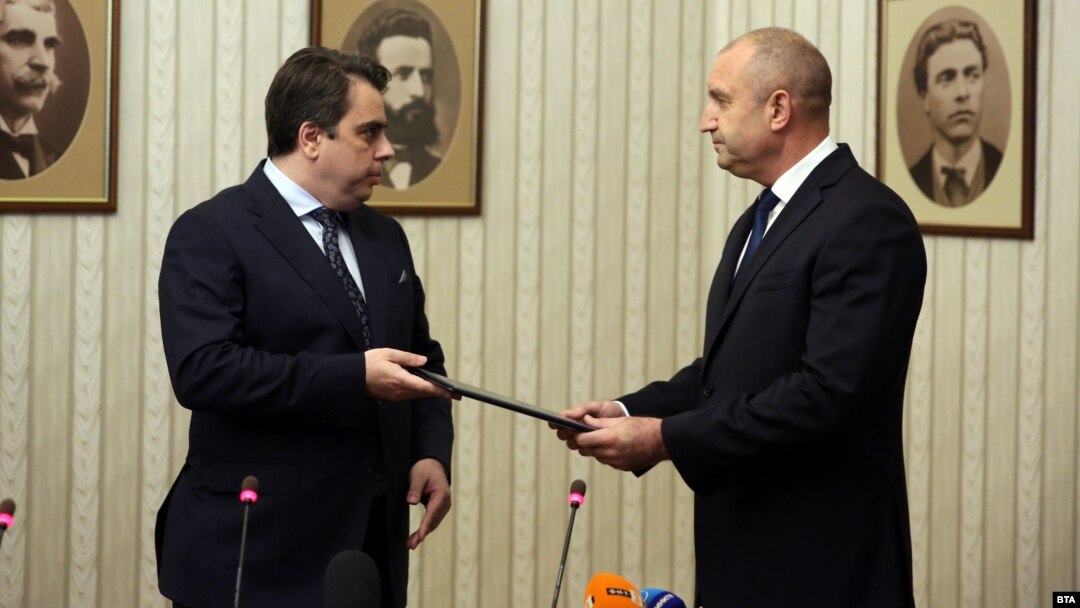 Prime Minister-designate Asen Vassilev (left) and President Rumen Radev 