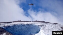 Helikopter učestvuje u operaciji potrage i spašavanja nad mjestom smrtonosnog urušavanja dijelova planinskog glečera u italijanskim Alpima, 5. juli 2022.