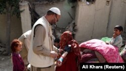 شماری از کودکان یک خانواده زلزله زده در جنوبشرق افغانستان 