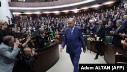 Turski predsjednik Recep Tayyip Erdogan se zalagao za zakon za borbu protiv dezinformacija i lažnih vijesti. Erdogan u Velikoj narodnoj skupštini Turske 15. juna 2022.