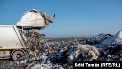 Hulladékot ürít egy teherautó a Fővárosi Közterület-fenntartó Zrt. Pusztazámori Regionális Hulladékkezelő Központjában 2019. február 6-án