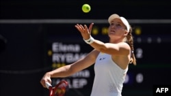 Қазақстандық теннисші Елена Рыбакина Wimbledon жарысының жартылай финалындағы матчта. 7 шілде 2022 жыл.