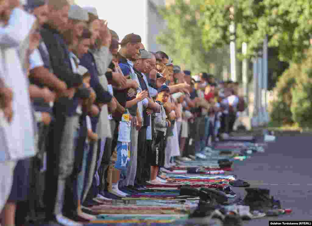 Besimtarët duke falur Kurban Bajramin në Bishkek të Kirgizisë.