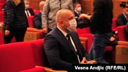 Milan Radoičić je inače u bekstvu od kosovskih vlasti zbog slučaja "Brezovica", koji se odnosi na bespravnu gradnju.