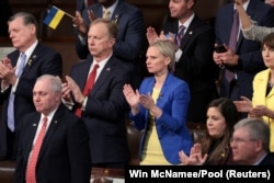 Член Палаты представителей Конгресса США Виктория Спартц (в центре) и ее коллеги-республиканцы аплодируют президенту США Джо Байдену во время обращения к Конгрессу. Вашингтон, 1 марта 2022 года