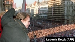 Вацлав Гавел вітає учасників багатотисячної акції на Вацлавській площі у Празі, які прийшли, щоб відзначити повалення комуністичного режиму. 10 грудня 1989 року