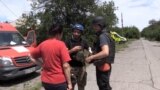 Volunteers are trying to convince one resident of Lysychansk to evacuate_Ukraine_war