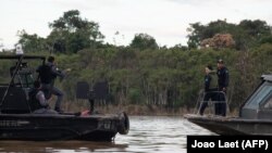 Policija ide ka mestu gde su otkrivena tela Brune Pereire i Doma Filipsa, Atalaia do Norte, Brazil, 15. jun 2022. 