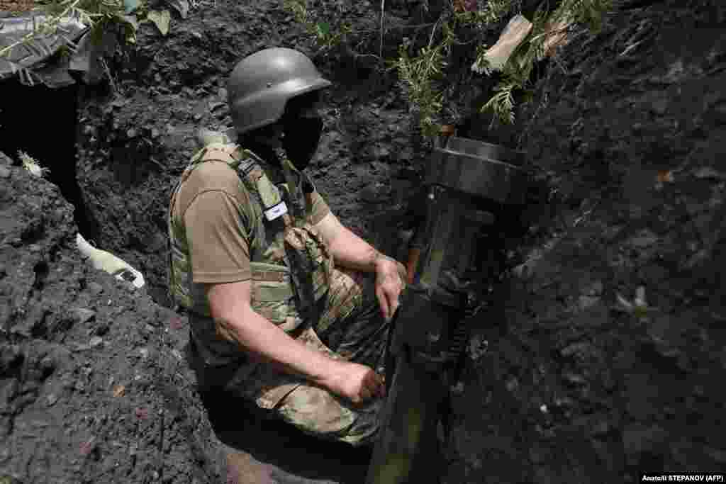 Украински војник зазема позиција во ровот на линијата на фронтот во близина на Авдиивка, регионот Доњецк на 18 јуни 2022 година среде руската инвазија врз Украина.