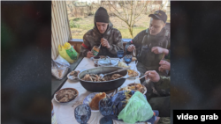 Військові 35-ї мотострілецької бригади з міста Алейськ на Чернігівщині в захопленому будинку