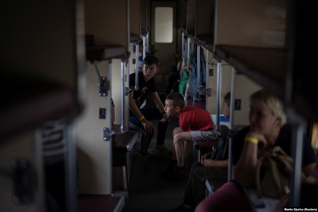 Disa djem të vegjël në një tren që shkon për në Dnipro dhe Lviv, gjatë evakuimit të civilëve nga zonat e prekura nga lufta në Ukrainën lindore, në mes të pushtimit rus të vendit, në Pokrovsk, rajoni i Donjeckut, Ukrainë, 25 qershor 2022.