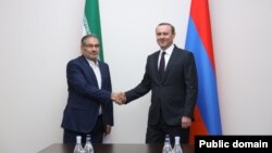 Секретарь Совета безопасности Армении Армен Григорян (справа) и секретарем Верховного совета национальной безопасности Ирана Али Шамхани, Ереван, 7 июля 2022 г.