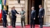 Presidenti francez, Emmanuel Macron, kancelari gjerman, Olaf Scholz, kryeministri italian, Mario Draghi, dhe presidenti rumun, Klaus Iohannis, shtrënguan duart me presidentin ukrainas, Volodymir Zelensky, në Kiev, 16 qershor 2022 .