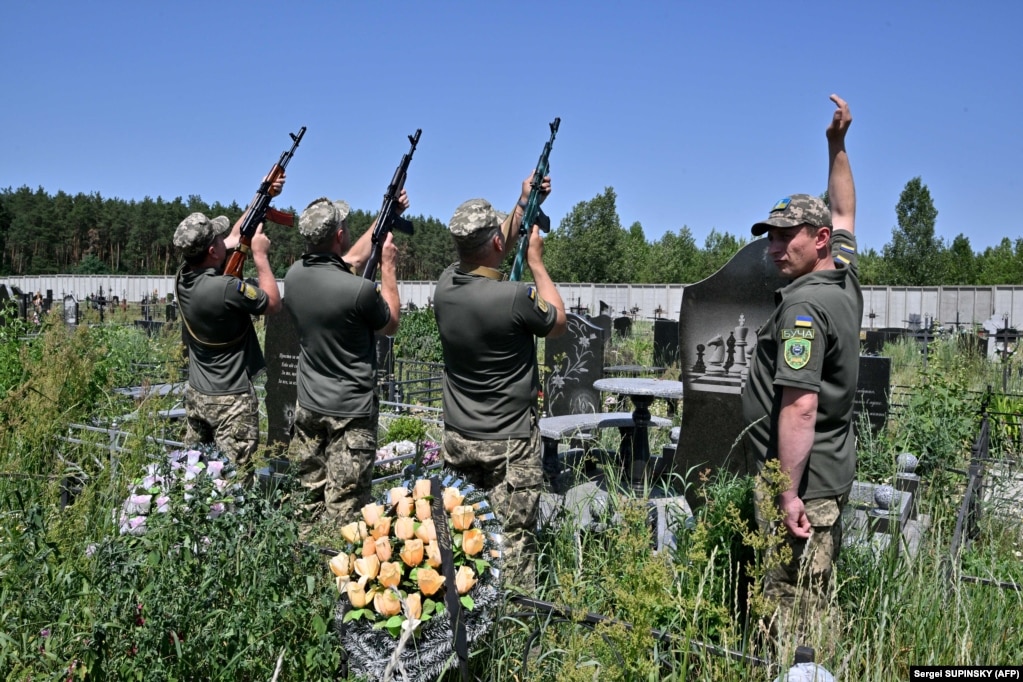 Ushtarët gjuajnë me armë në shenjë nderimi për ushtarin ukrainas, Vladislav Andreev, i vrarë në rajonin e Donjeckut, Buça, më 20 qershor.